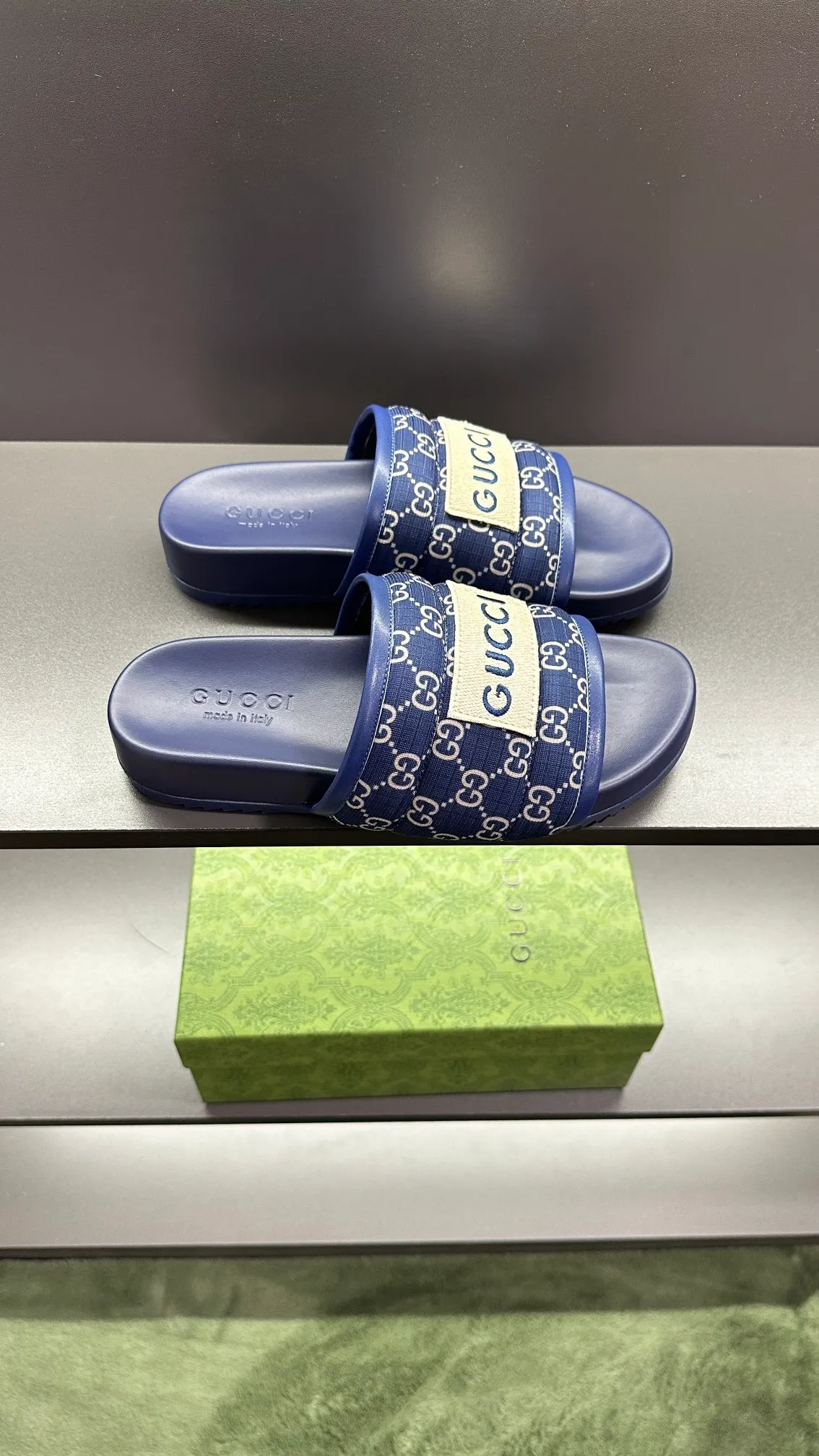 [G Family Couple Style] P: 300💰Female size 36~40 Men's size 39~45, (46. Custom-made Unisex GG slippers This slipper is made of GG polyester fiber and is decorated with a Gucci label on the front, adding a striking logo feel to the style. Beige GG recycled polyester fiber Unisex leather trim "Gucci Made in Italy" embroidered label Rubber sole Flat Made in Italy